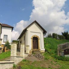 Kaplička v Krasíkově ve stráni nad silnicí