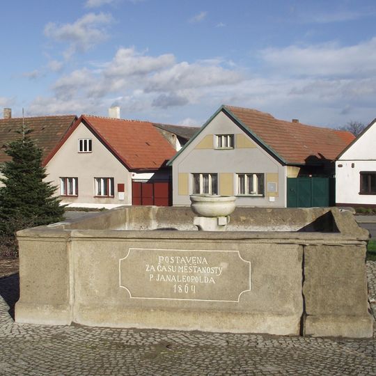 Kašna na náměstí Sv. Václava v Lukavci