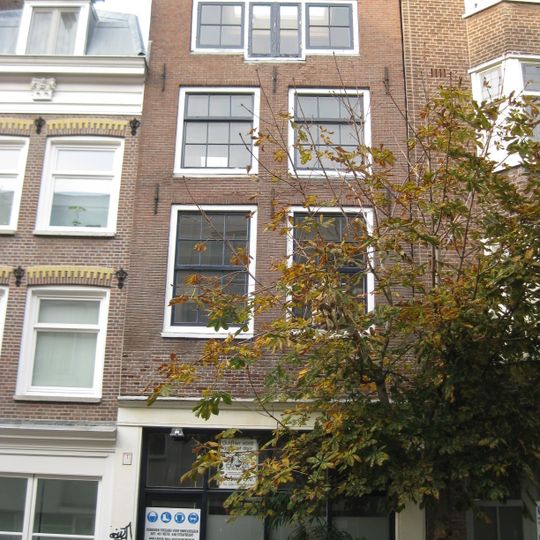 Pand met gevel op houten pui en onder rechte houten lijst