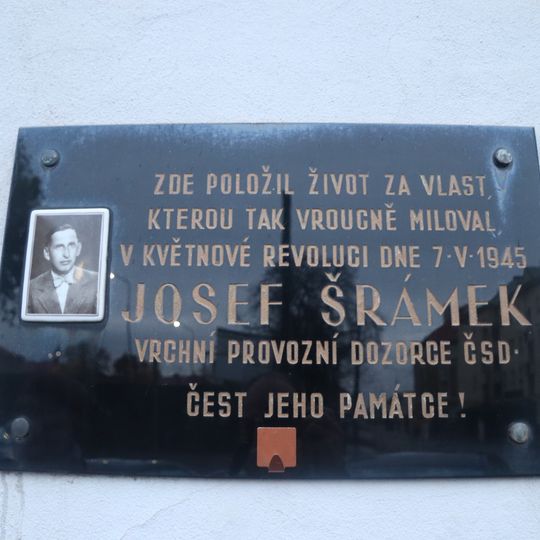 Pamětní deska Josefa Šrámka v ulici Na Veselí v Praze