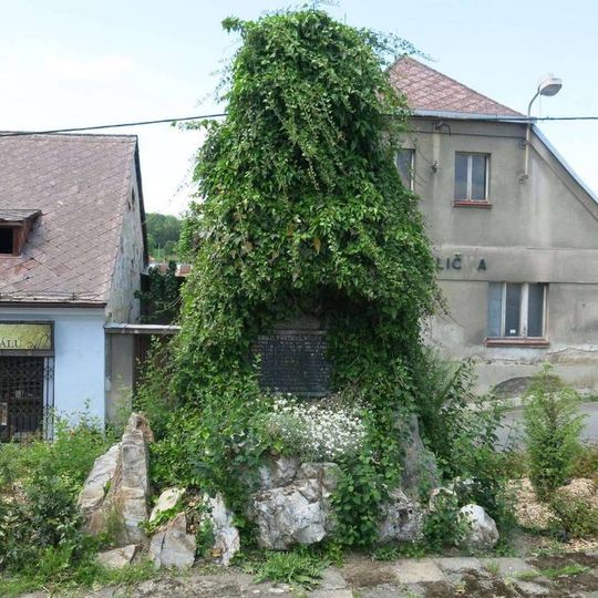 Pomník padlým v 1.světové válce u kostela ve Velharticích