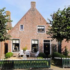 Woning onder zadeldak tussen topgevels