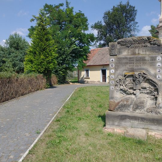 Pomník padlým v 1.světové válce u kostela v Počaplech