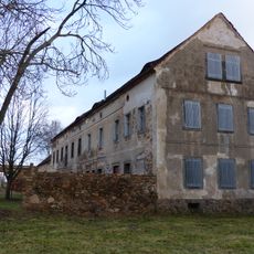 Wohnstallhaus mit Anbau und Hofmauer eines Dreiseithofes Berbisdorfer Hauptstraße 36a