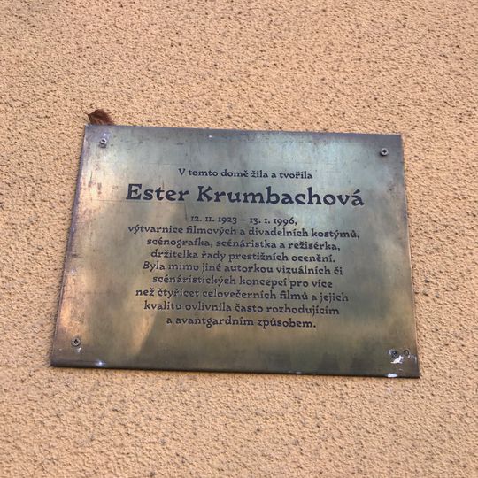 Pamětní deska Ester Krumbachové na domě Za Zelenou liškou 953/1a v Praze