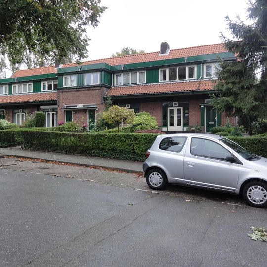 Rijtje van vier middenstandswoningen