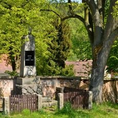 Pomník padlým v Ostrovci