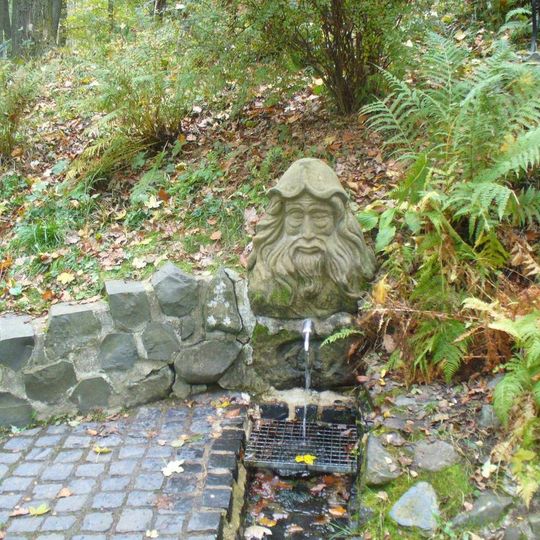 Plastika Strážce pramene poblíž pramene Žába v Kamenickém Šenově