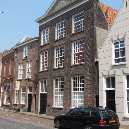 Mooi hoog woonhuis met empire gevel: houten fronton en kroonlijst met tand- en sierlijst