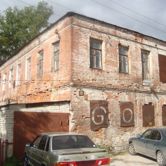 Двухэтажный кирпичный дом