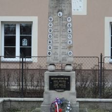 Pomník padlým v Církvici u školy