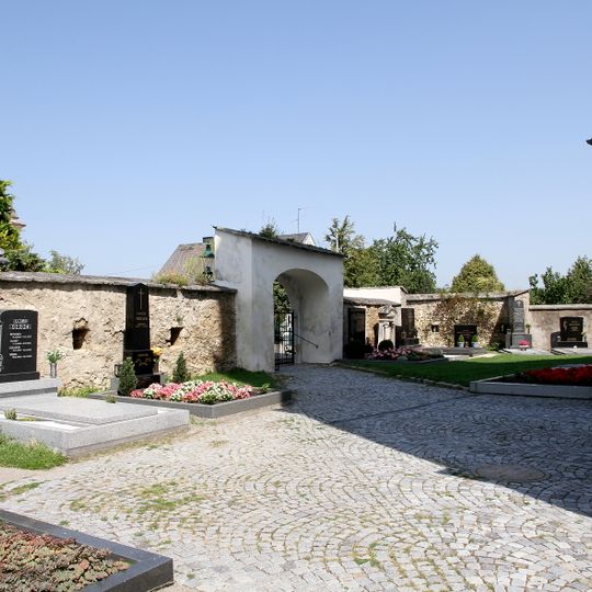 Friedhof christlich mit Wehrmauer