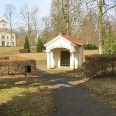 Kaple v zámeckém parku v Ostrově nad Ohří