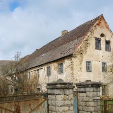 Wohnstallhaus und Scheune eines ehemaligen Dreiseithofes sowie Toreinfahrt Dorfstraße 18