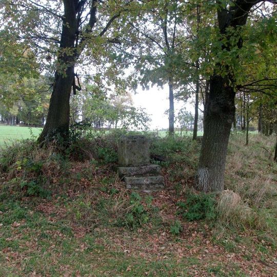 Kříž západně od Hradiště u polní cesty