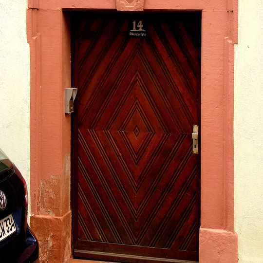 Profiliertes Rundbogenportal mit Wappen