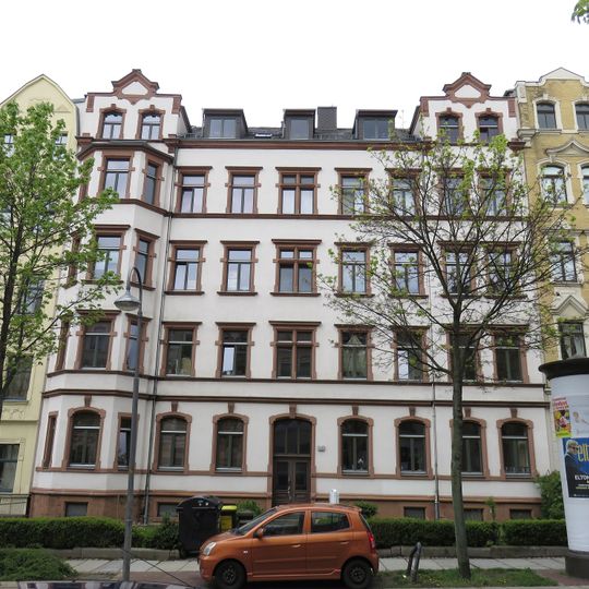 Mietshaus in geschlossener Bebauung mit Vorgarten Weststraße 64