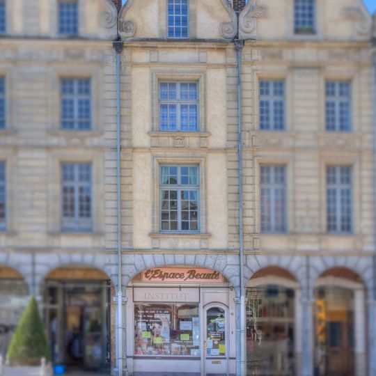 16 de la Place des Héros