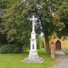 Kříž v Hlušovicích před kostelem