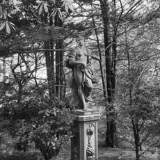 De Tempel: tuinbeeld op voetstuk "Flora"