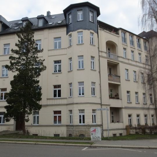 Mietshaus in geschlossener Bebauung in Ecklage mit Vorgarten Paul-Jäkel-Straße 9