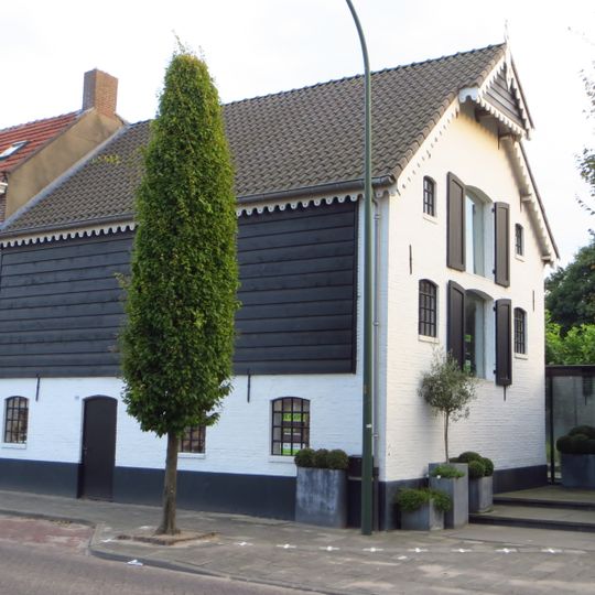 Vrijstaand looierijgebouw aan de doorgaande weg net buiten het centrum