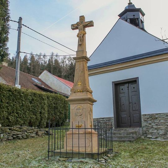 Kříž v Březině před kaplí