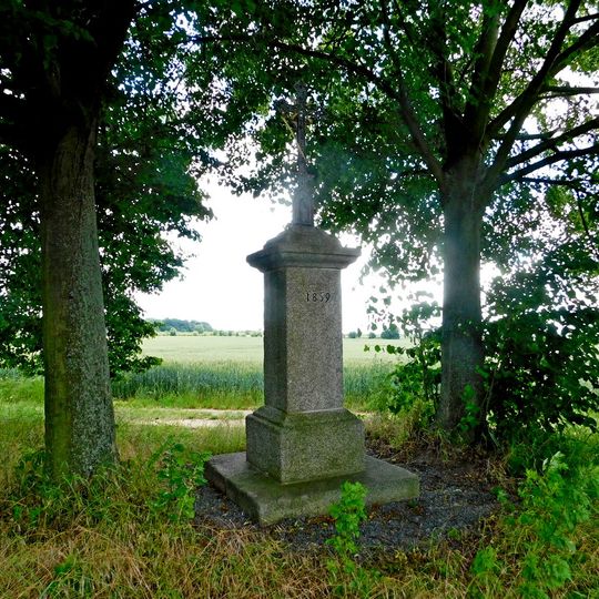 Kříž u cesty východně od Lhoty