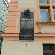 Pamětní deska obětem 2. světové války na sokolovně v Holešovicích