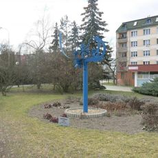 Kinetická kovová plastika Oktíbolz na Suzdalském náměstí v Lounech