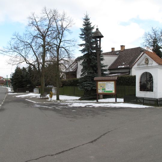 Výklenková kaplička se zvoničkou