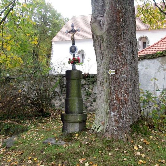 Kříž u kostela v Újezdci