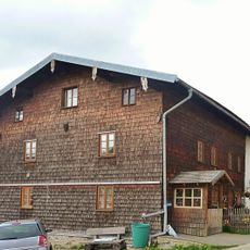 Verschindelter zweigeschossiger Blockbau