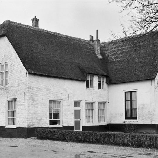 Gepleisterde boerderij, dwarshuis, met riet gedekt, vooruitspringende vleugel