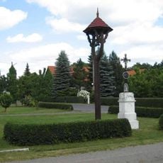 Zvonička a boží muka ve středu obce Janova Ves