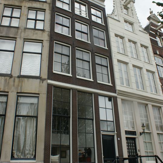 Huis met gevel onder rechte lijst