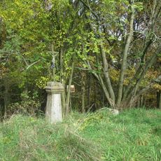 Kříž západně od Močerad v lesíku