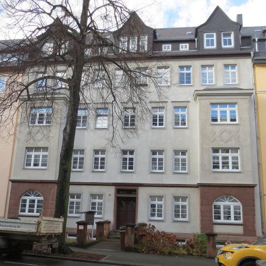 Mietshaus in geschlossener Bebauung, mit Vorgarten und Einfriedung Zeißstraße 35
