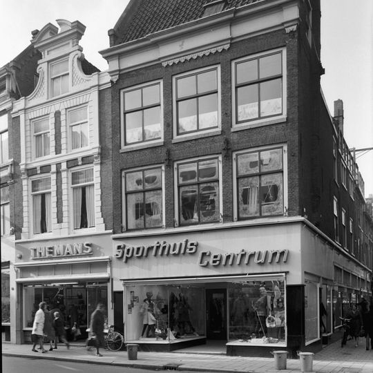 Pand met rechte kroonlijst, laag zadeldak, brede lijst met lambrekins