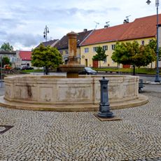 Kašna v Chodové Plané na náměstí