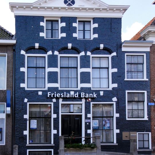 Woonhuis met verdieping en zolderverdieping onder zadeldak en onderkelderde vleugel onder dwarsdak