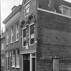 Pand met tot puntgevel gewijzigde trapgevel van het Dordtse type