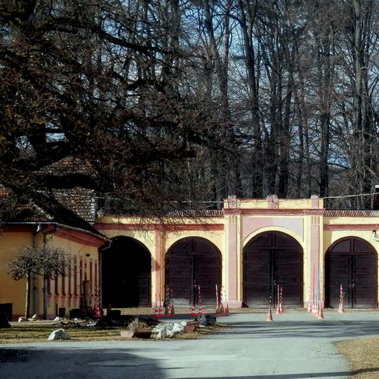 Csákyovský kaštieľ, brána