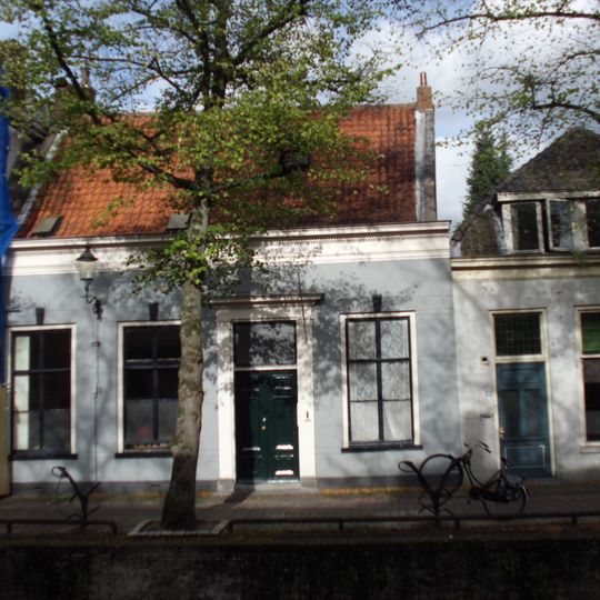 Laag woonhuis, daklijst met Louis Seize tandingen