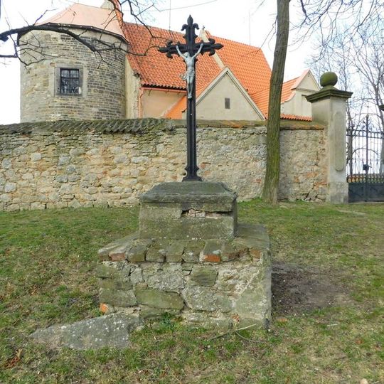 Kříž u kostela svatého Jiří v Hradešíně