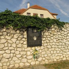 Pamětní deska v Lanžhotě na ulici Komárov