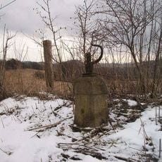 Kříž východně od Ostrova v zatáčce