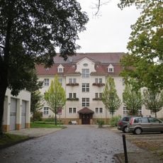 Altenheim (Anschrift: Zieschestraße 30 und Rembrandtstraße 15) mit Vorgarten Zieschestraße 30