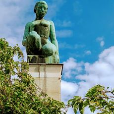 Jeune fille agenouillée