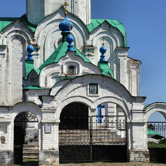 Ограда с двумя воротами